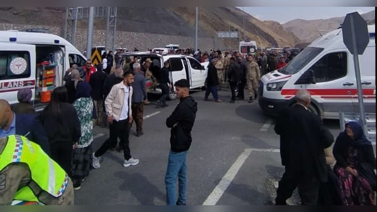 Hakkari'de Trafik Kazası: 8 Yaralı