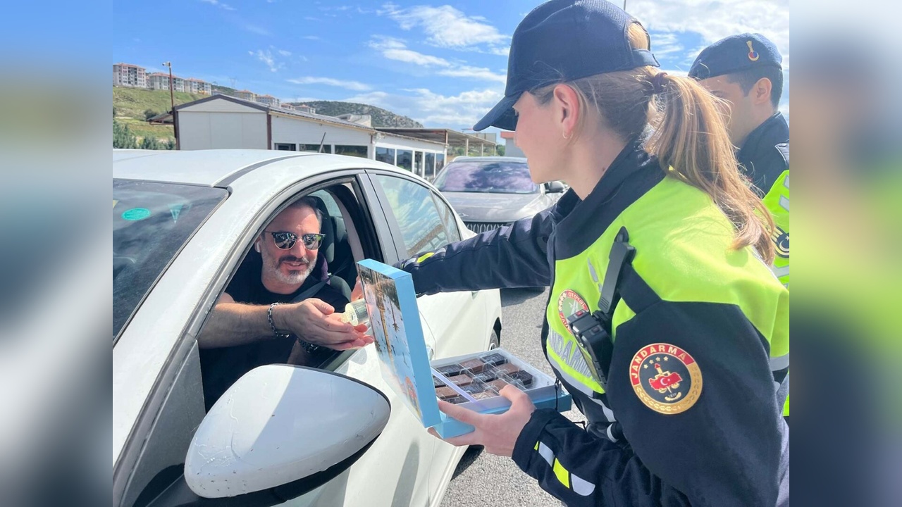 İzmir'de Sürücülere Kolonya ve Çikolata İkram Edildi