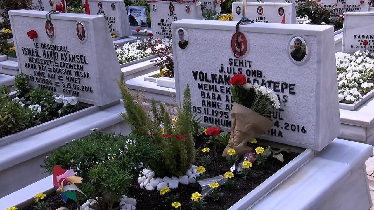 Edirnekapı Şehitliği'nde Duygusal Bayram Kutlaması