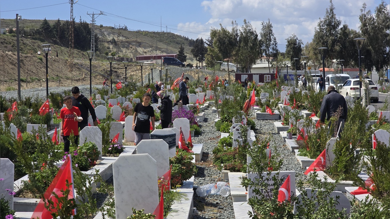 Hatay Deprem Şehitliği'nde Bayram Coşkusu