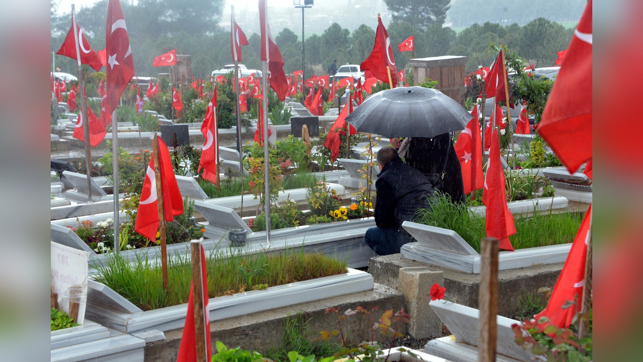 Kahramanmaraş'ta Deprem Mezarlığında Duygusal Bayram Kutlaması
