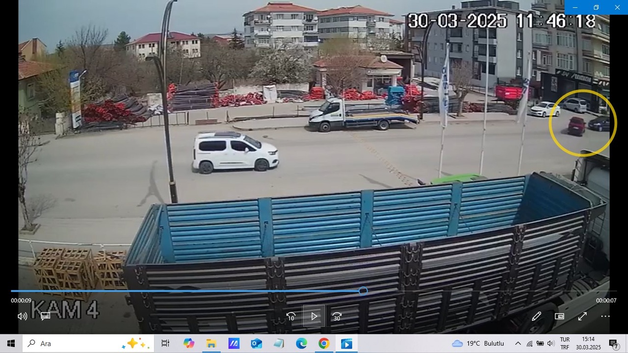 Çorum'da İki Araç Çarpıştı: Kaza Anı Kameralara Yansıdı