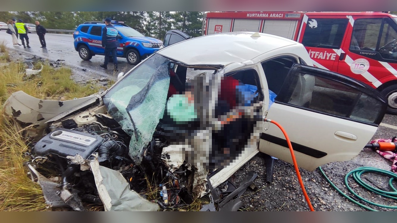 Otobüs ve otomobil çarpışması: İki kişi hayatını kaybetti
