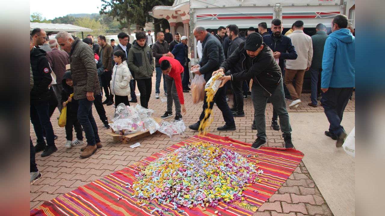Cami Bahçesinde Çocuklara Şeker Dağıtımı Geleneği Devam Ediyor