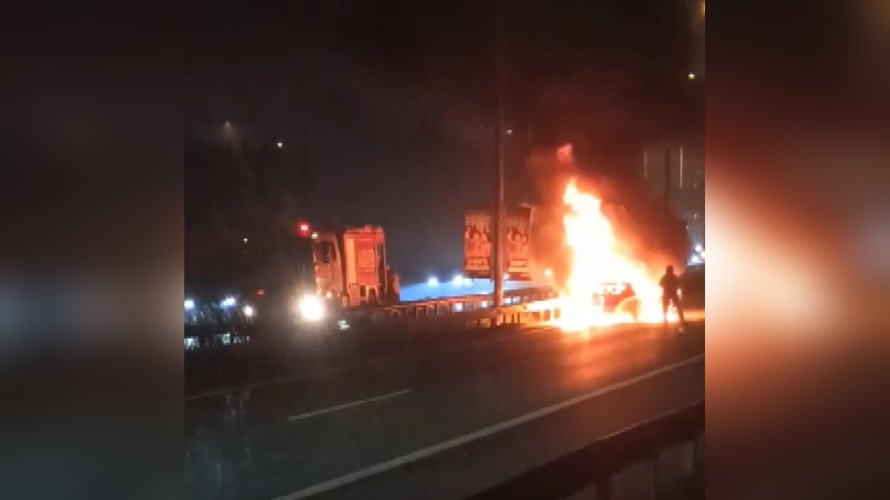 Üsküdar'da Otomobil Yangını Trafiği Felç Etti