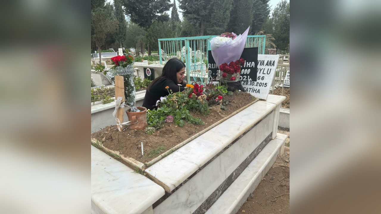 İkiz Kız Kardeş, Kazada Hayatını Kaybeden Gizem'in Mezarı Başında Bayram Geçirdi