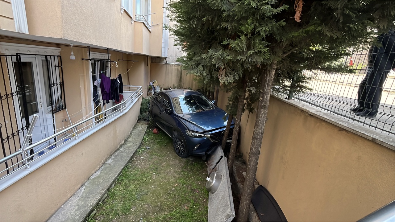 Otomobil Duvarı Aşarak Bahçeye Düştü: 1 Yaralı