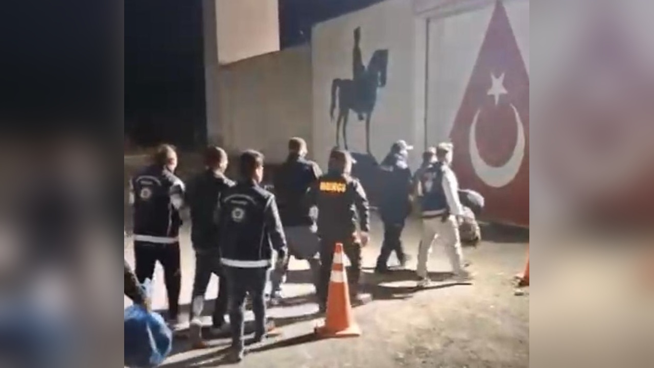 Gürcistan'a Kaçmaya Çalışan Üç Firari Hükümlü TIR'da Ele Geçirildi
