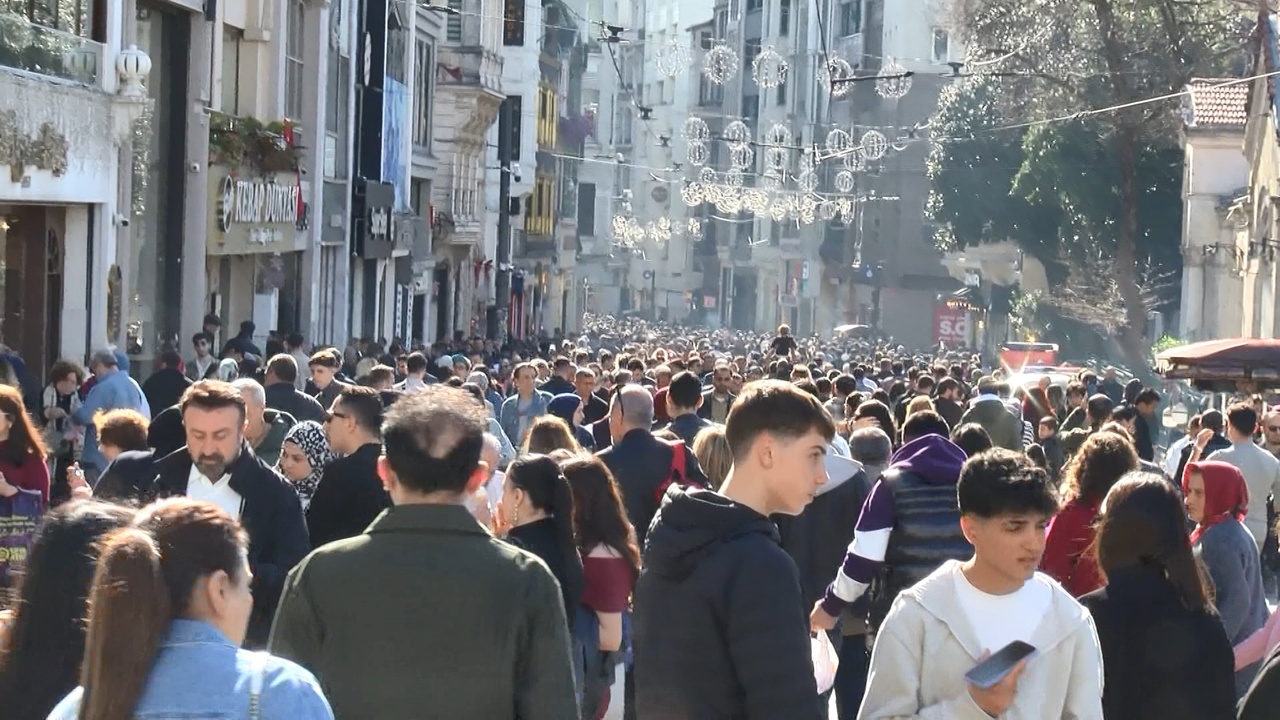 İstiklal Caddesi'nde Bayram Yoğunluğu Artıyor