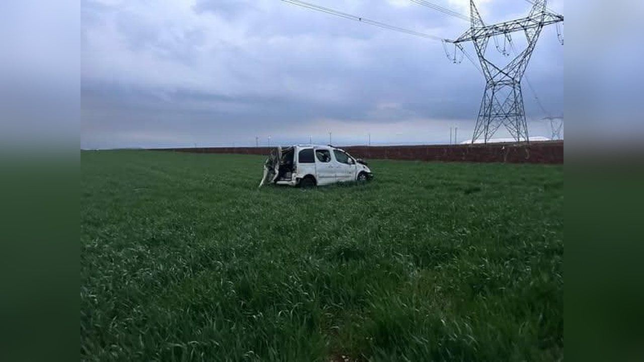Tarlaya Uçan Hafif Ticari Araçta Üç Yaralı