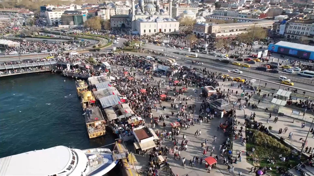 Eminönü, Bayramda Ziyaretçi Akınına Uğradı