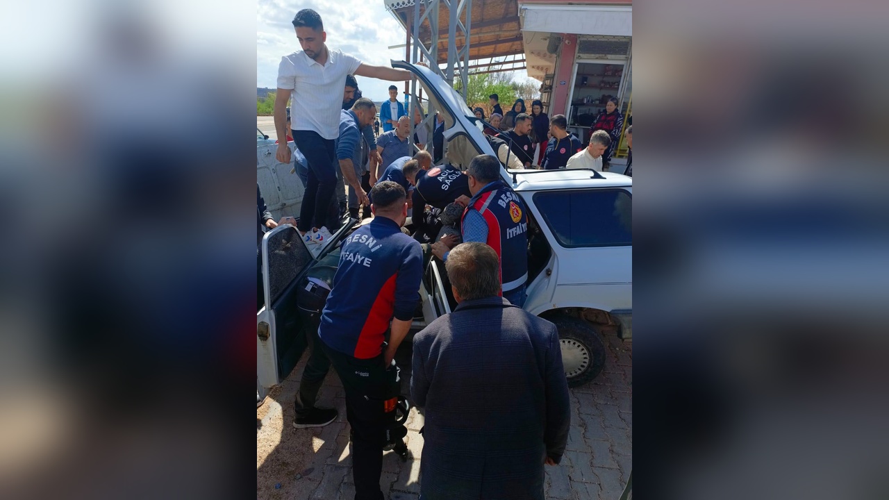 Aydınlatma Direğine Çarpan Otomobilde 4 Kişi Yaralandı