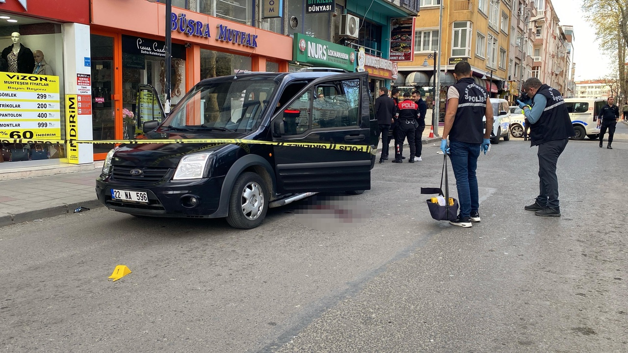 Kırmızı Işıkta Bekleyen Araçta Silahlı Saldırı
