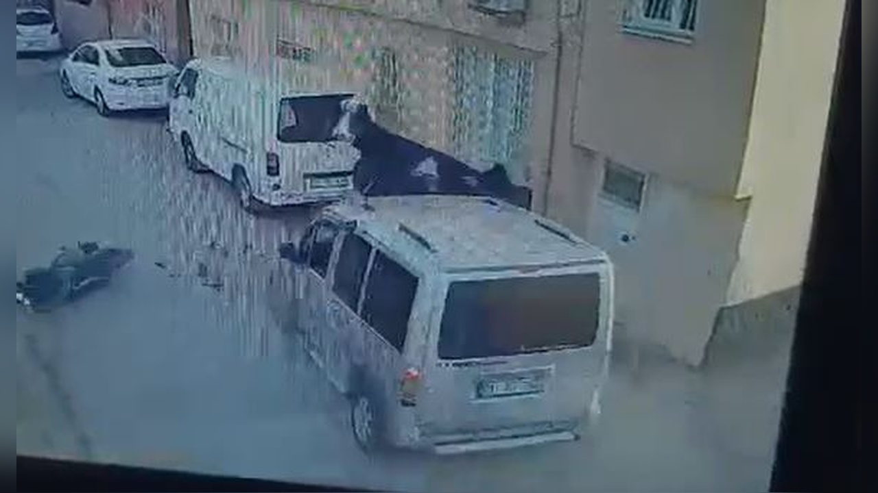 Hafif Ticari Araç ve Motosiklet Çarpıştı: İki Kişi Yaralandı