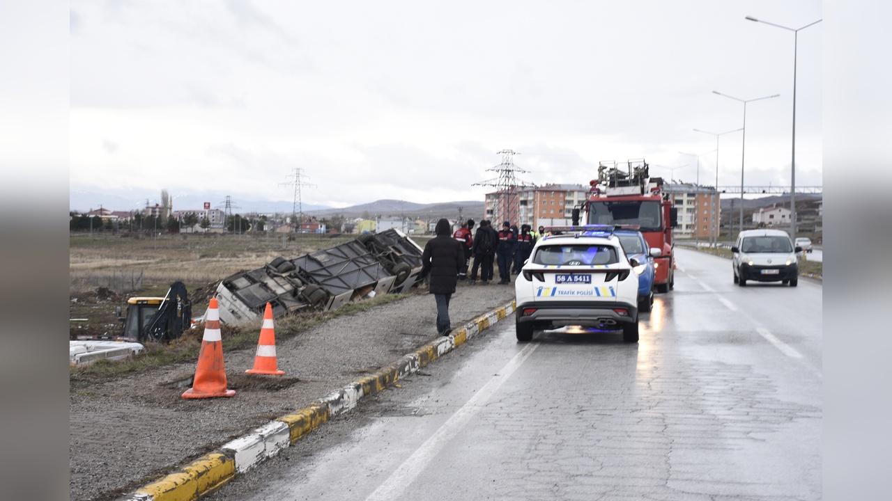 Sivas'ta Otobüs Kazası: İki Kişi Hayatını Kaybetti, 23 Yaralı