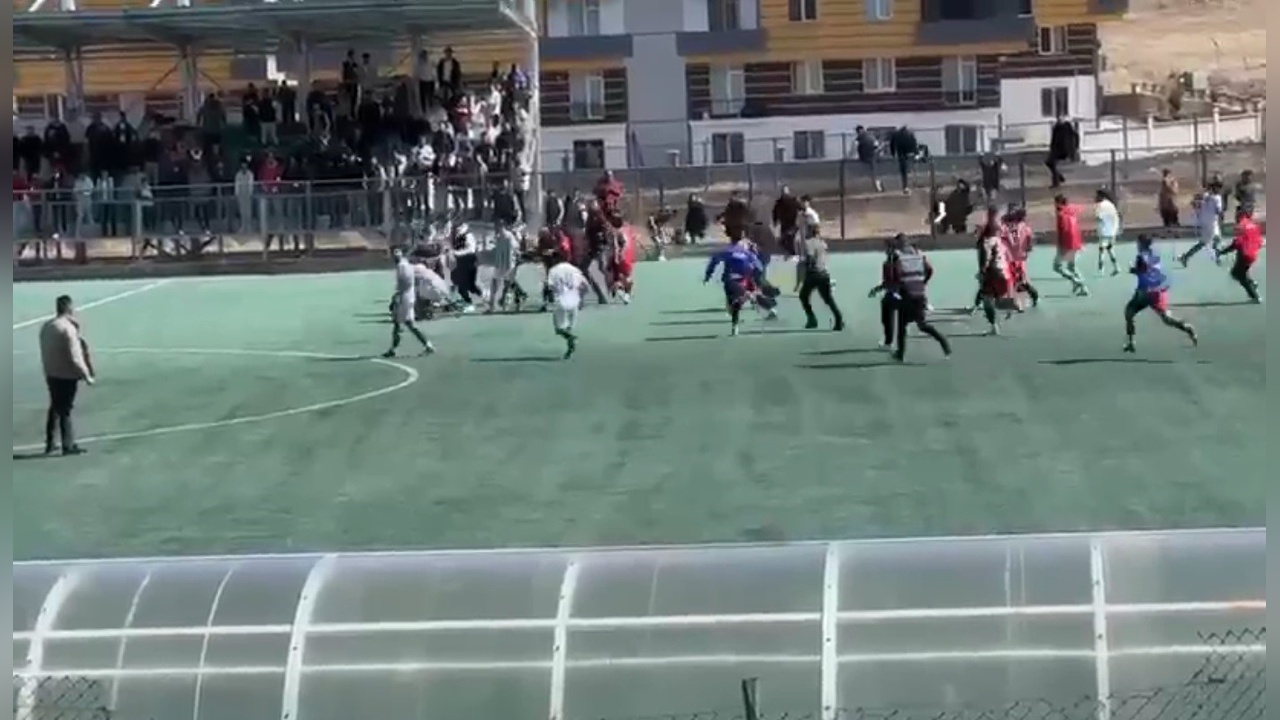 Kars'taki Futbol Sahasında Çatışma Ortamı Oluştu