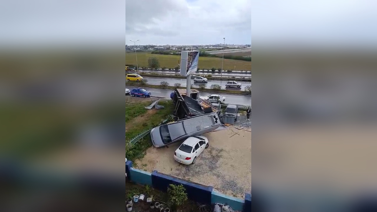Minibüs Hortumla Havalandı, Otomobilin Üzerine Düştü
