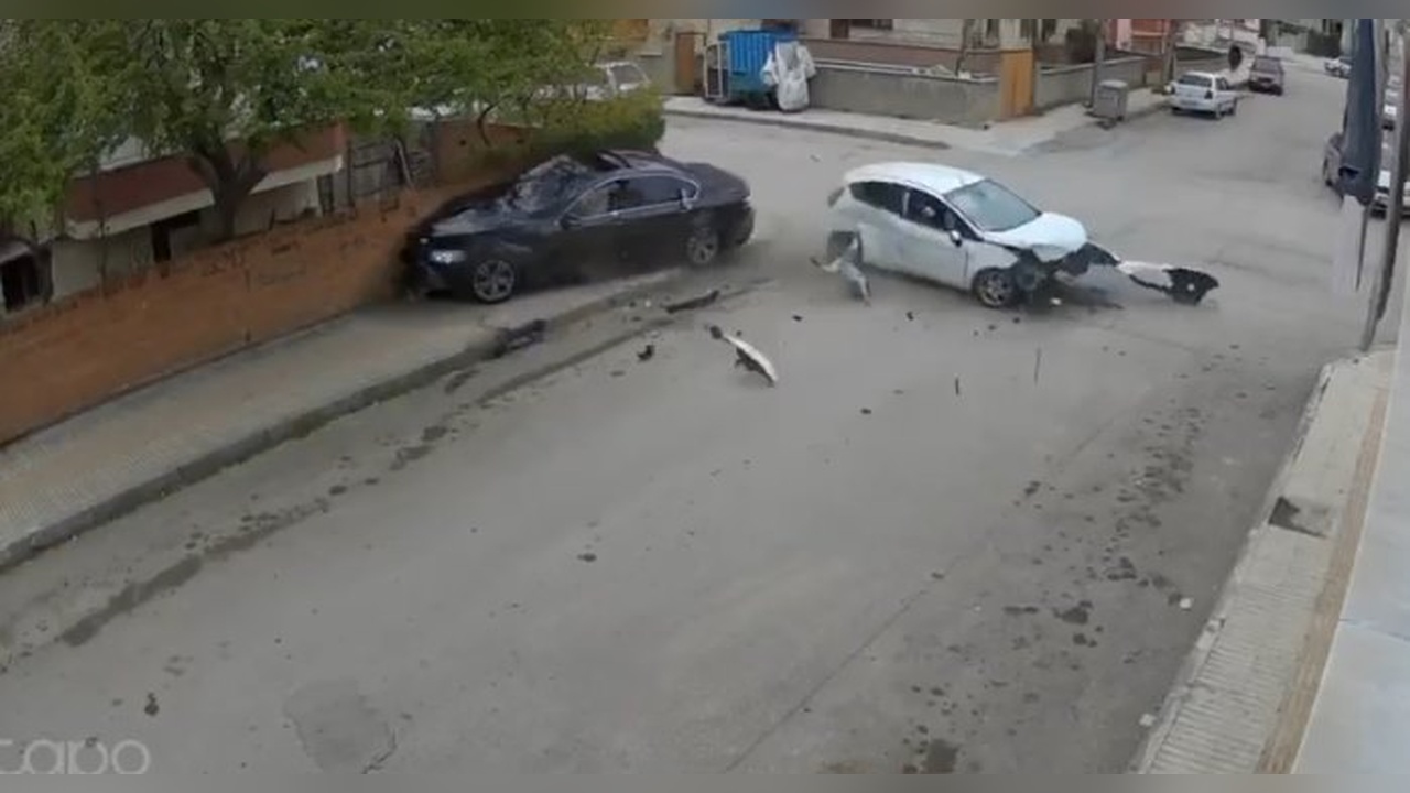 Kaza Anı Kameralara Yansıdı: 7 Yaralı, 4 Yaşındaki Çocuk Camdan Fırladı