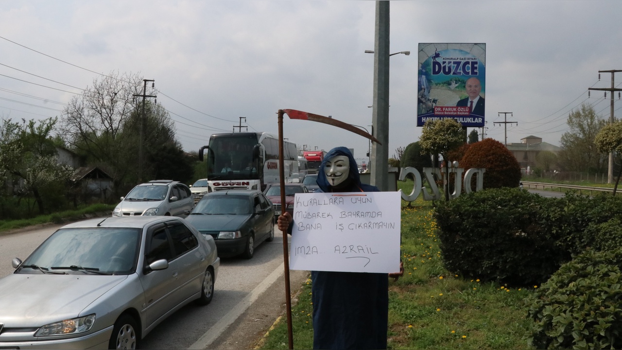D-100 Karayolu'nda 'Bayramda bana iş çıkarmayın' Pankartı ile Sürücülere Uyarı
