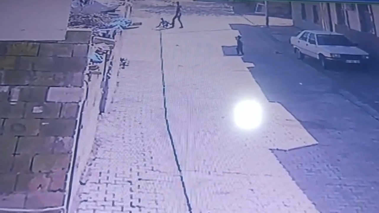 Şanlıurfa'da Çocuğa Tekme Atan Kişi Güvenlik Kamerasında Görüntülendi