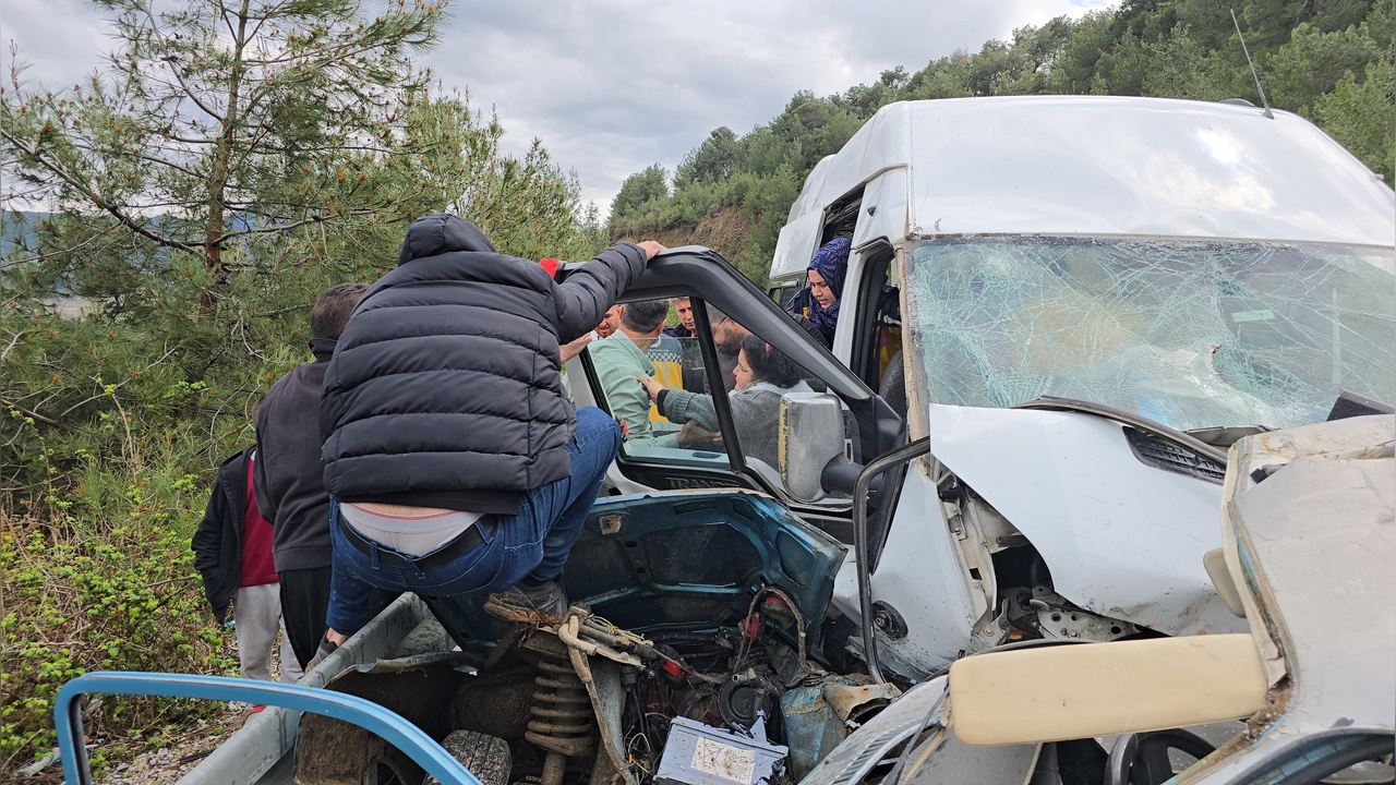Adana'da Trafik Kazası: 5 Kişi Hayatını Kaybetti, 10 Yaralı