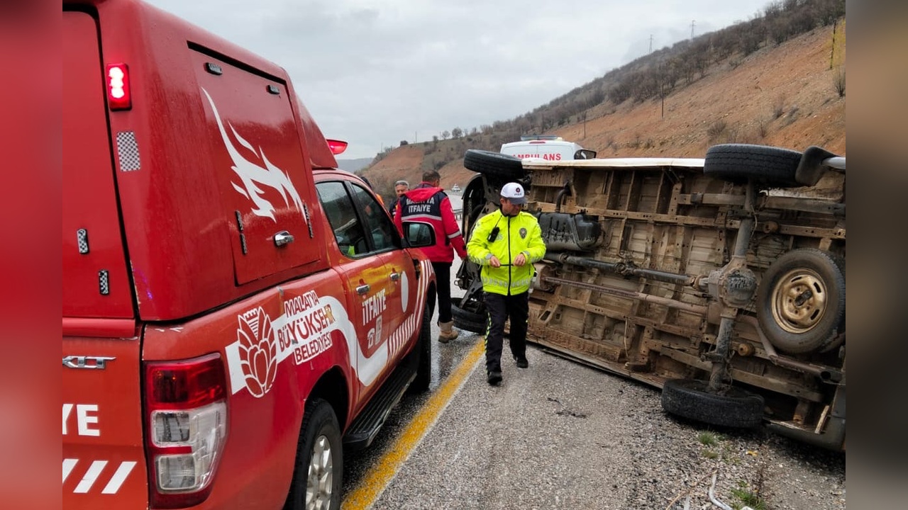 Malatya'da Yolcu Minibüsü Devrildi, 5 Kişi Yaralandı