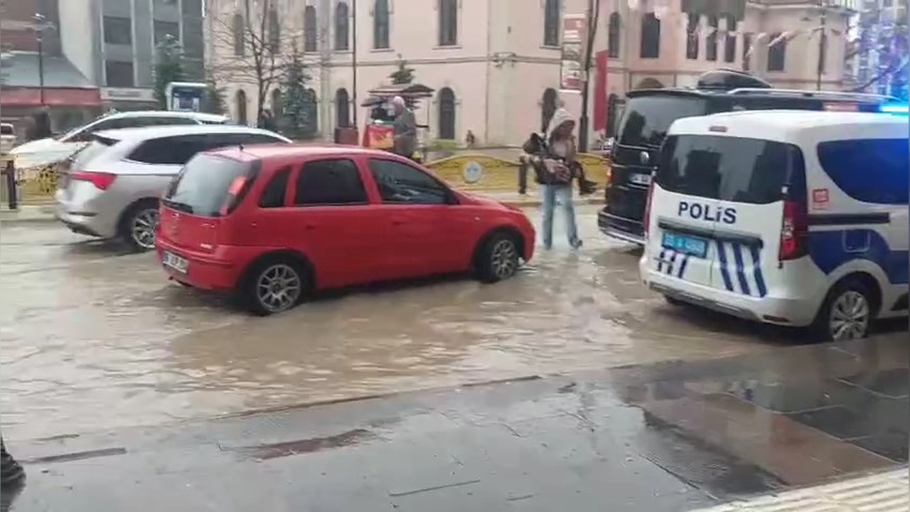 Elazığ'da Şiddetli Yağışlar Cadde ve Sokakları Su Bastı