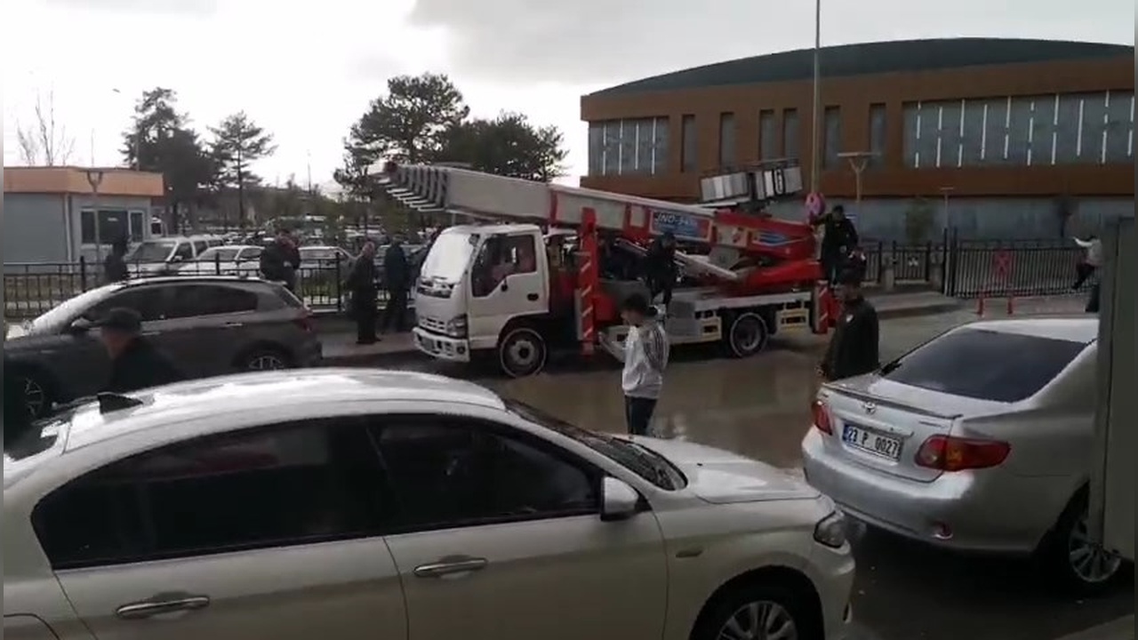 Elazığ'da Sağanak Yağış Cadde ve Sokakları Su Bastı