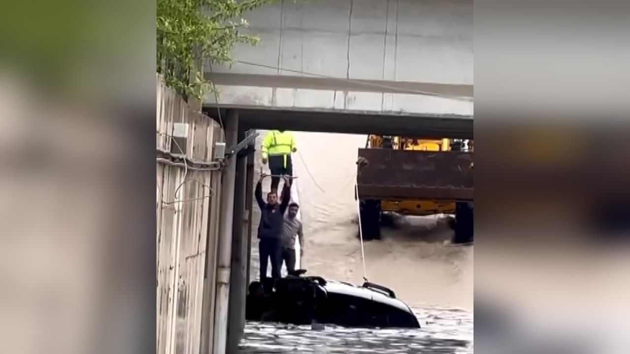 Elazığ'da Şiddetli Yağışlar Cadde ve Sokakları Su Bastı