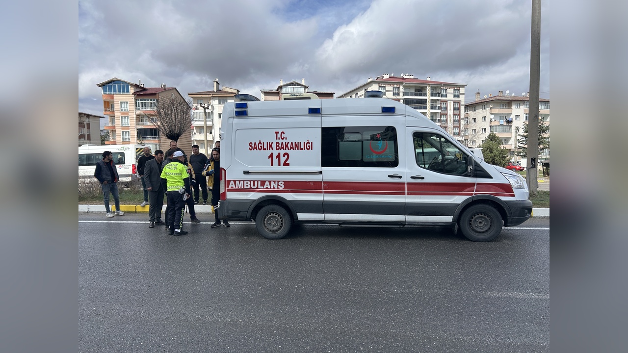 Kamyonet Kazasında Kadın Hayatını Kaybetti