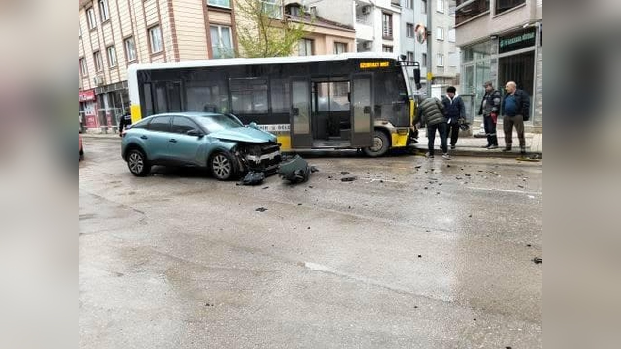 Halk Otobüsüne Çarpan Otomobilde Üç Kişi Yaralandı