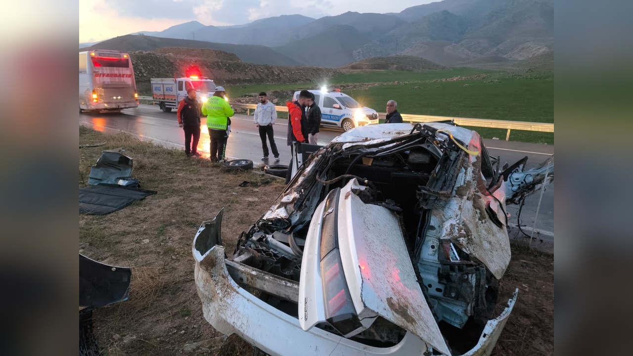 Refüje Çarpan Otomobil Kazasında Bir Kişi Hayatını Kaybetti