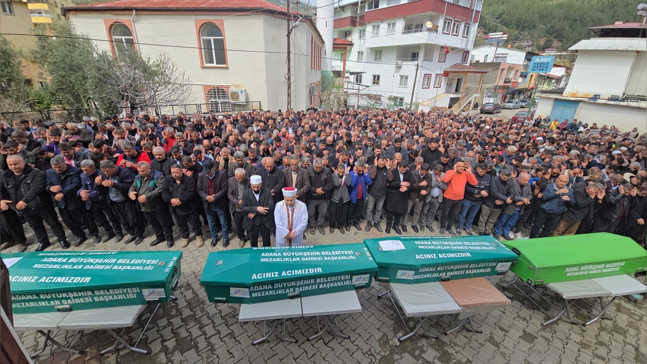 Kaza Sonucu Hayatını Kaybeden Anne ve Üç Çocuğu Defnedildi