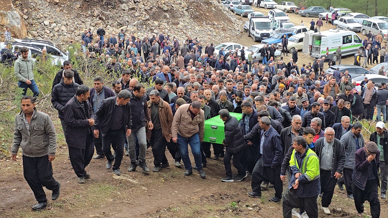 Aile Kazada Hayatını Kaybetti, Cenaze Töreni Düzenlendi
