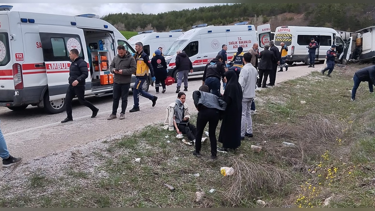 TIR ve Minibüs Çarpışması Sonucu 6 Kişi Yaralandı