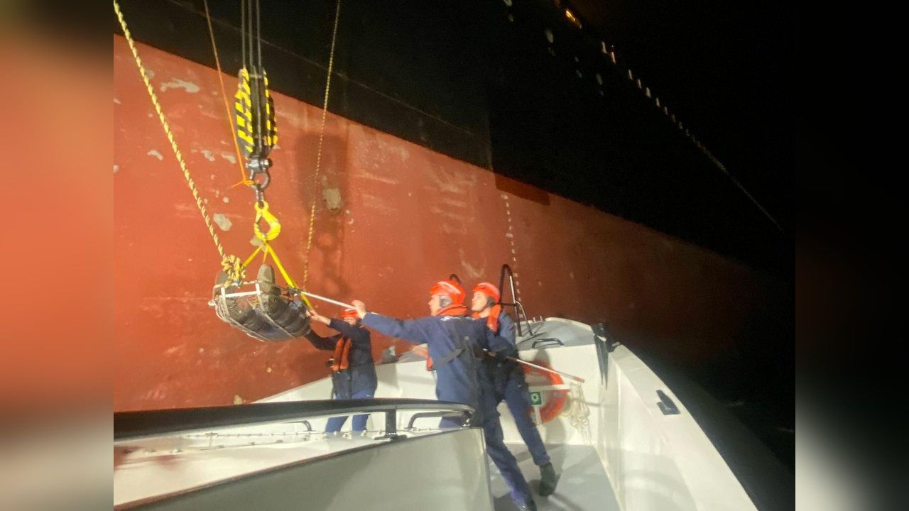 Çanakkale'de Yaralı Personel Gemiden Tahliye Edildi