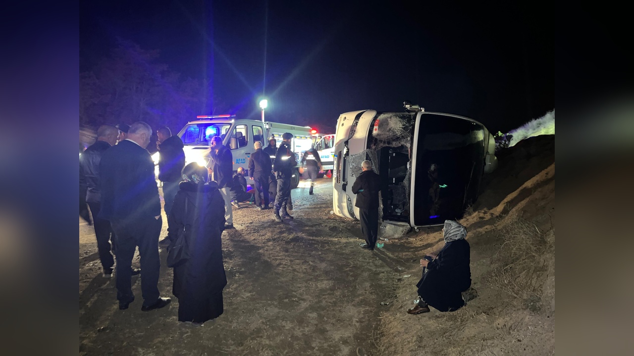 Çankırı'da Servis Otobüsü Şarampole Devrildi, 23 Kişi Yaralandı