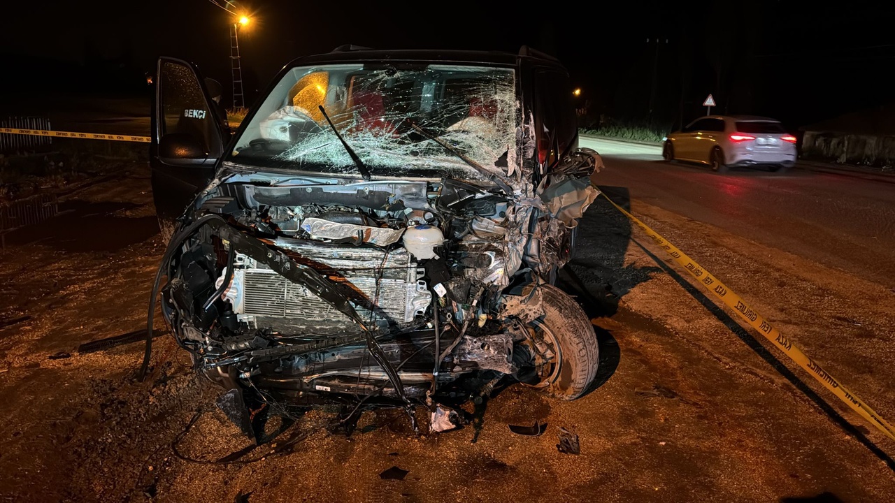 Minibüs ve Hafif Ticari Araç Çarpıştı, 7 Kişi Yaralandı