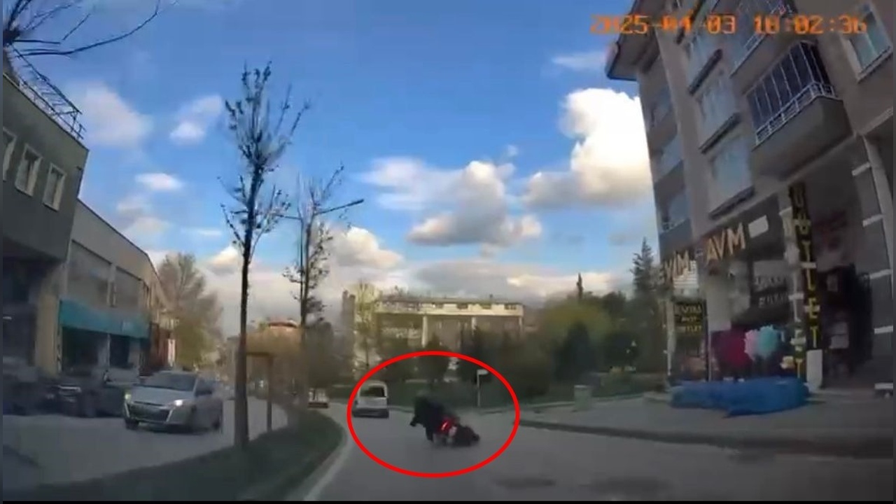 Motosiklet Kazasında İki Kişi Otomobilin Altında Kalmaktan Kurtuldu
