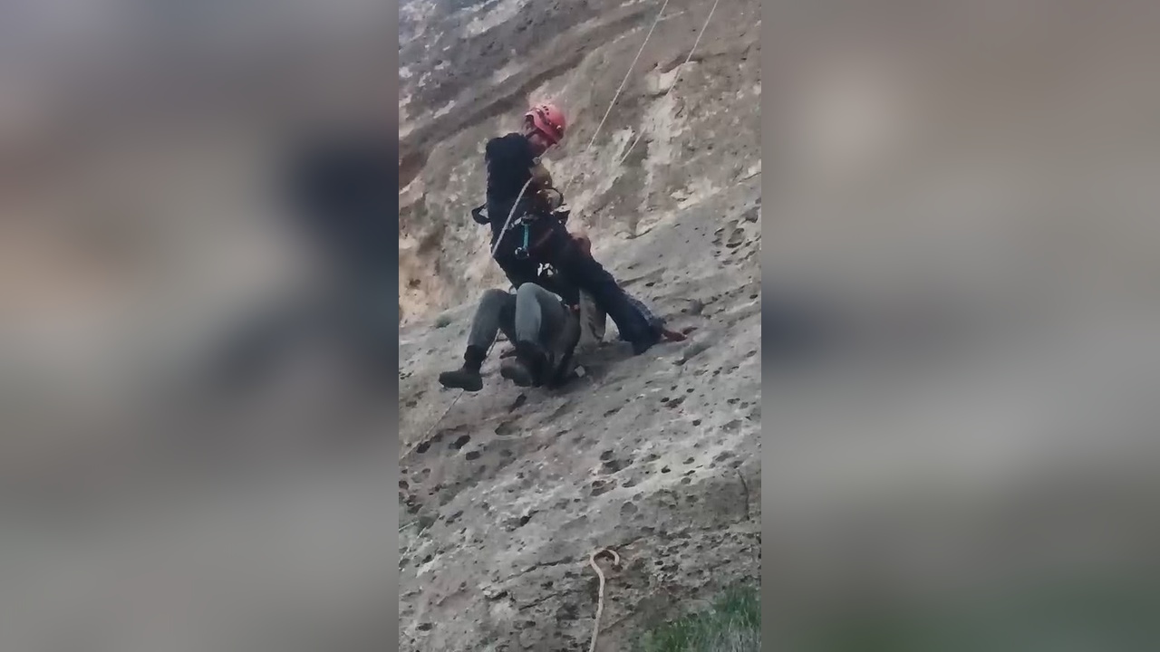 Kayalıklarda Mahsur Kalan Çoban Başarılı Bir Şekilde Kurtarıldı
