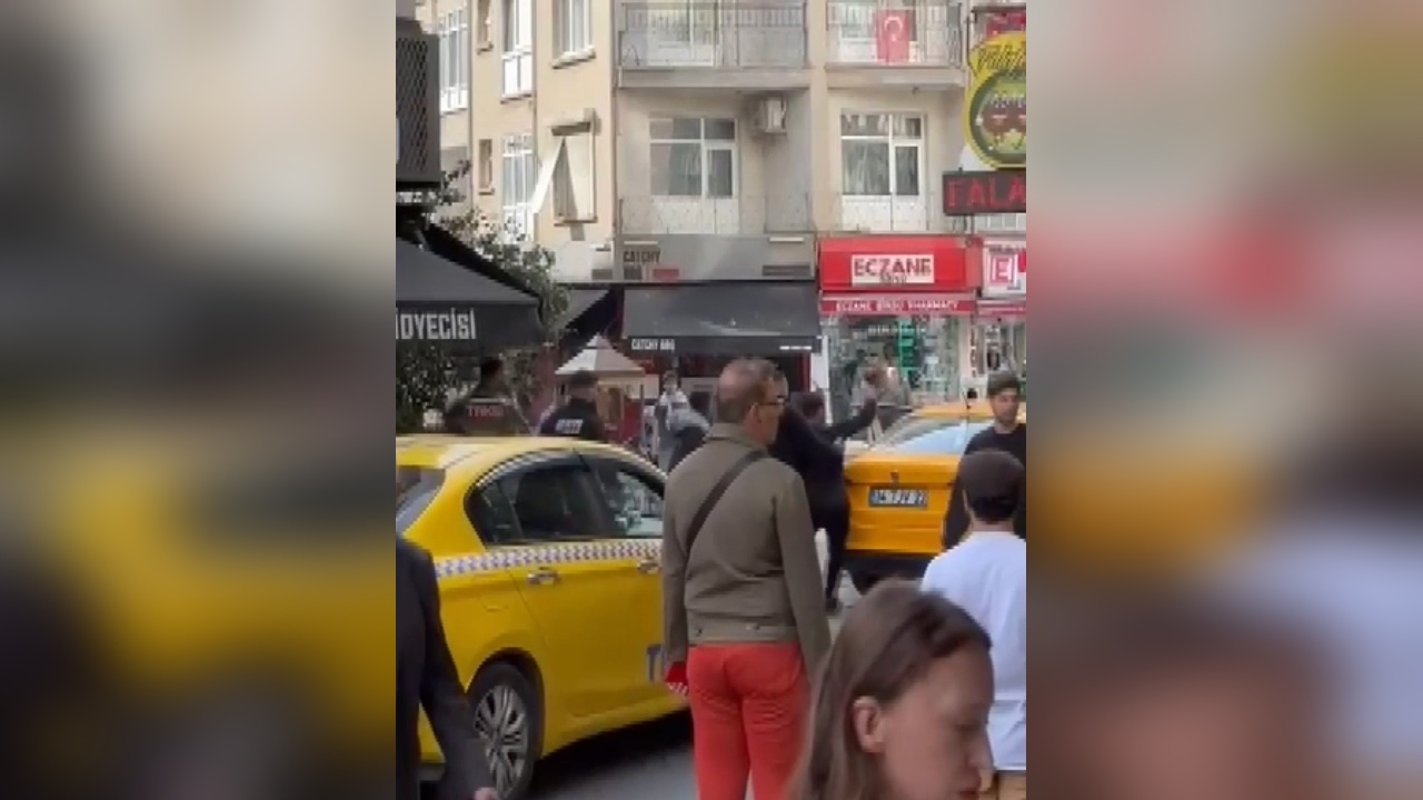 Kadıköy'de Taksiciyle Kavga Eden Şahıs Bıçak Çekip Camı Kırdı