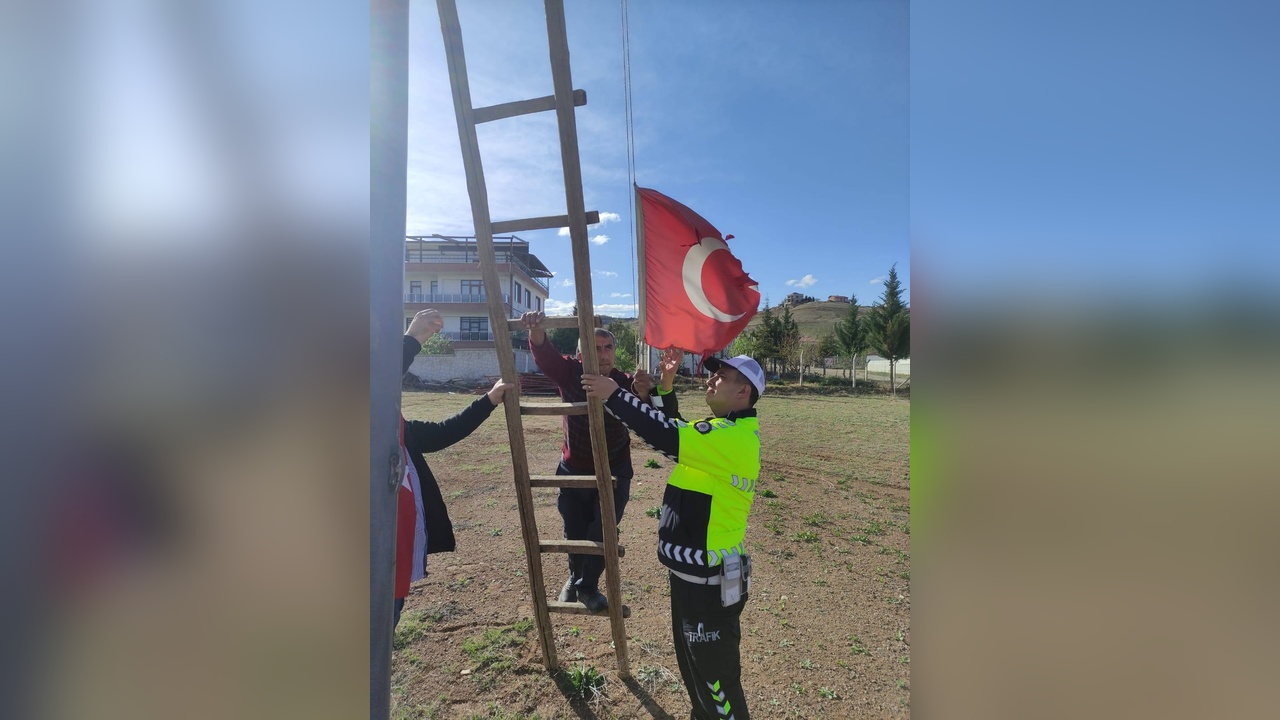 Yıpranan Türk Bayrağı, Polis Tarafından Yenilendi