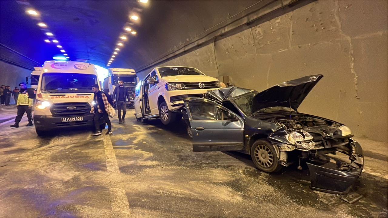 TEM Otoyolu'nda Zincirleme Kaza: 8 Kişi Yaralandı
