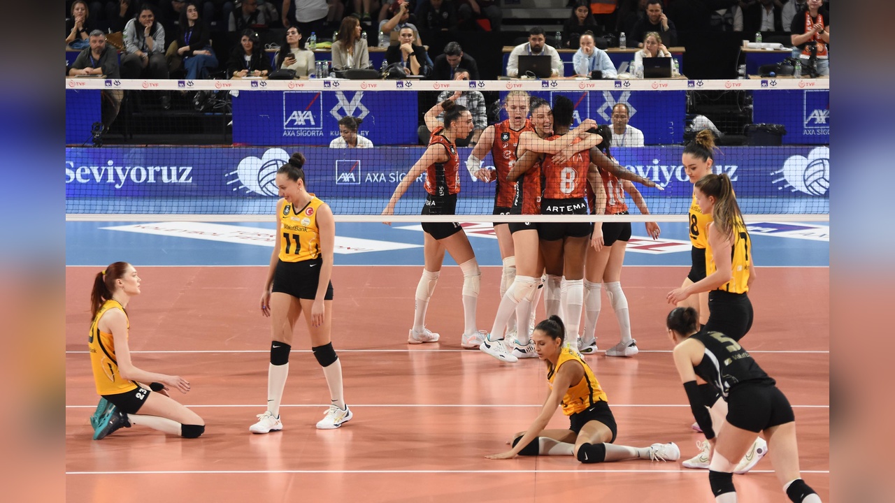 Eczacıbaşı, Vakıfbank'ı Zor Bir Maçta Geçti