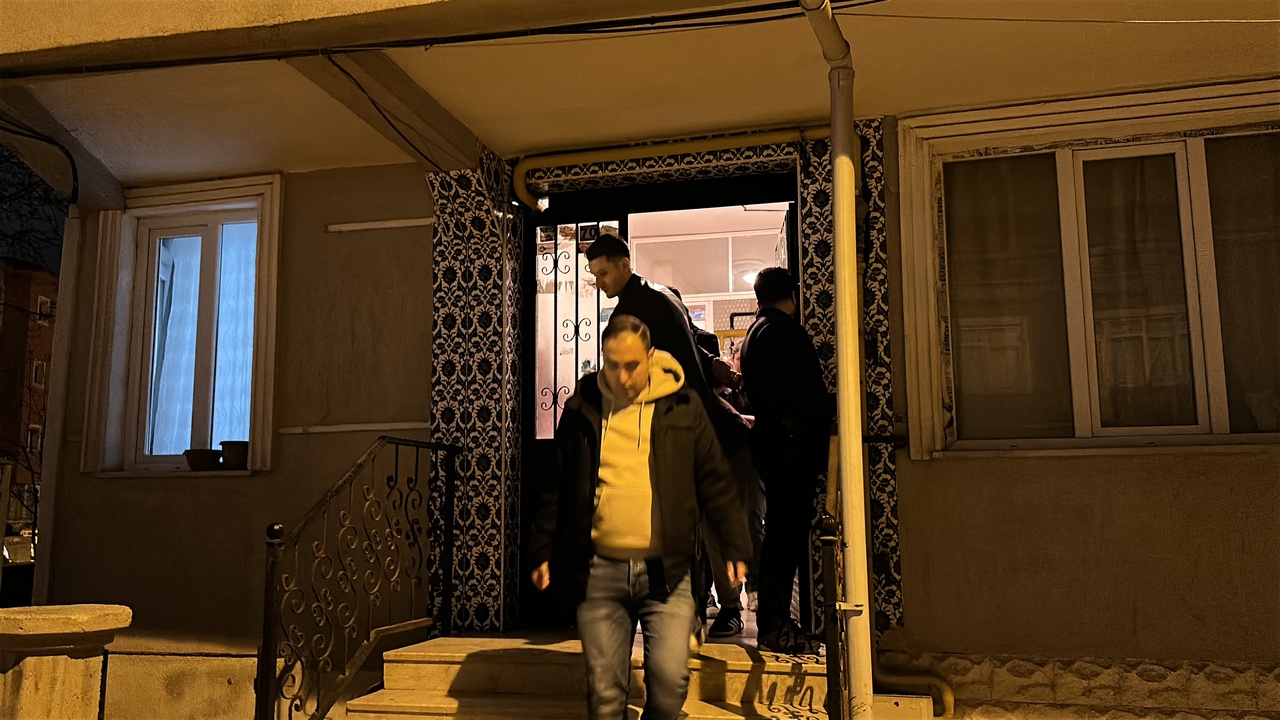 Eve Kilitlenen Şüpheli, Polisi Görünce Kaçtı