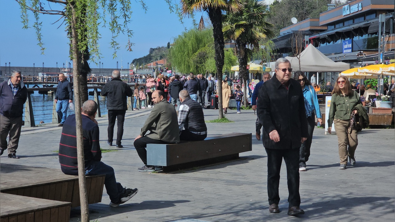 Zonguldak'ta Sıcak Hava Tatilcileri Sahile Çekti