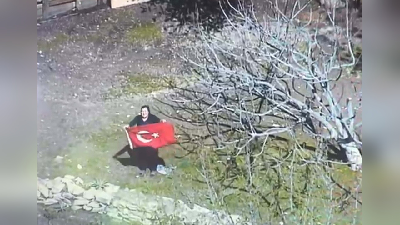 Türk Bayrağı ile Selamlayan Vatandaşın Anı