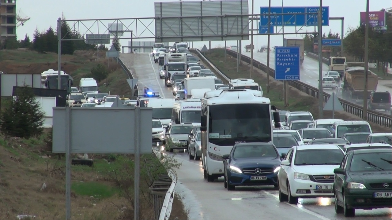 Kırıkkale'de Bayram Dönüşü Trafik Yoğunluğu Artıyor