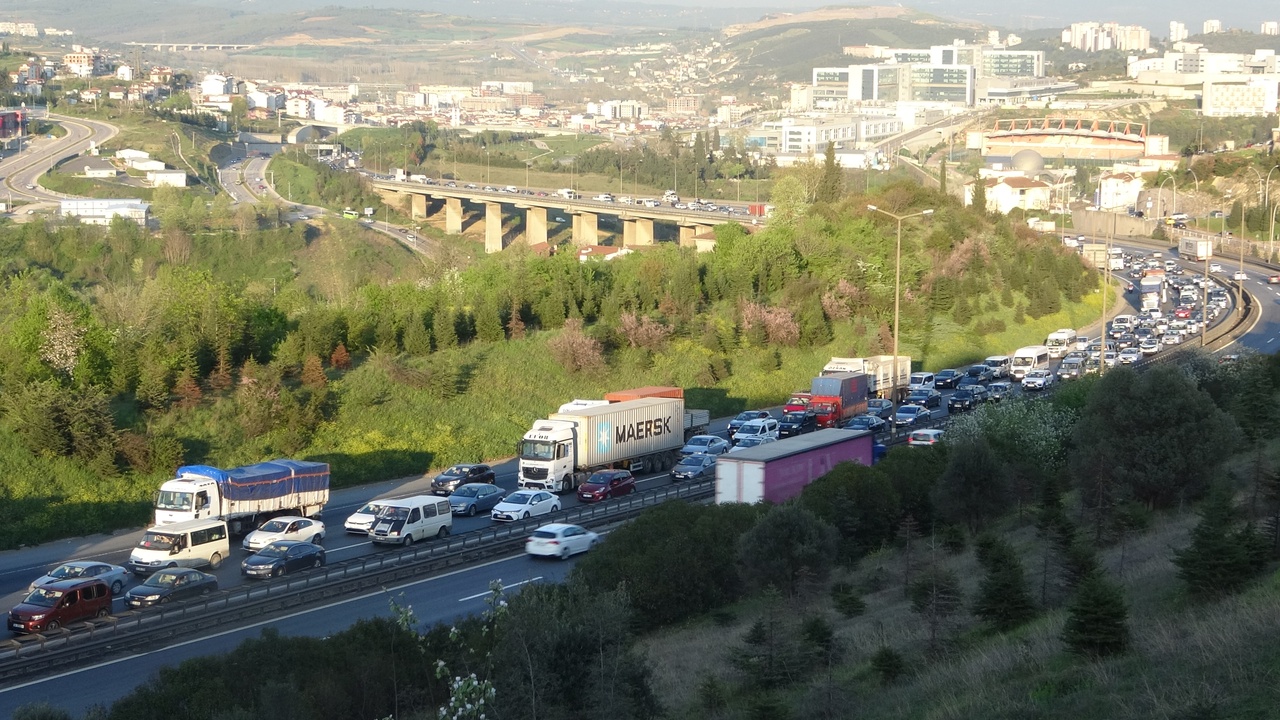 Kocaeli TEM Otoyolu'nda Bayram Dönüşü Yoğunluğu