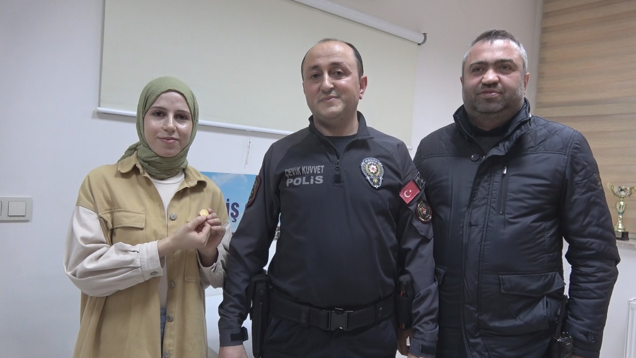 İzin Gününde Bulduğu Yarım Altını Sahibine İade Etti